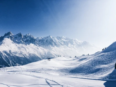 Paisagem coberta de neve do Mont Blanc com majestosa cadeia montanhosa