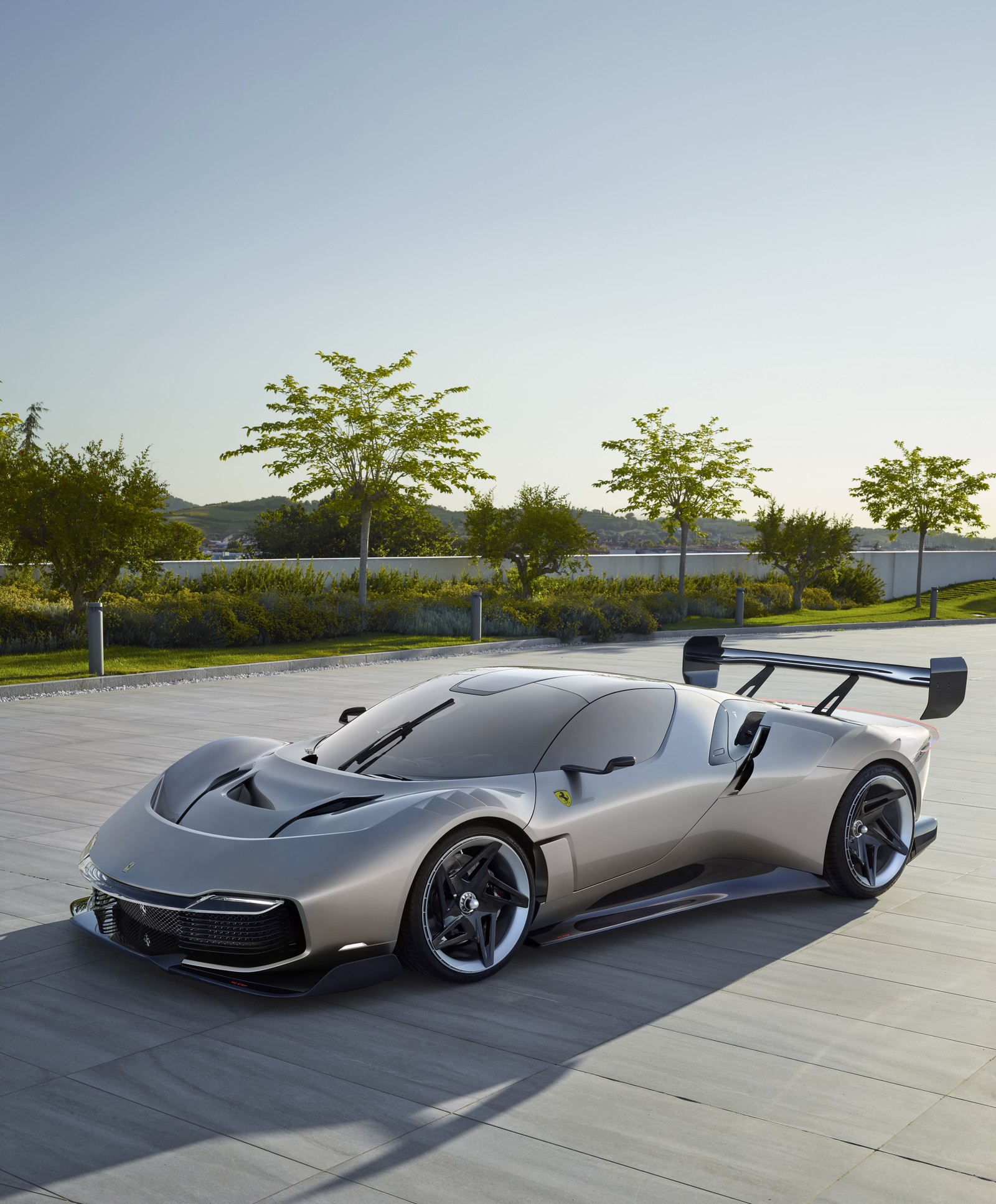 Gros plan d'une voiture de sport argentée sur une surface pavée (ferrari kc23, 8k, supersportive, festival de vitesse de goodwood, goodwood festival of speed)