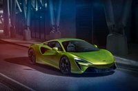 Auffälliger McLaren-Supercar in leuchtendem Grün unter urbaner Beleuchtung