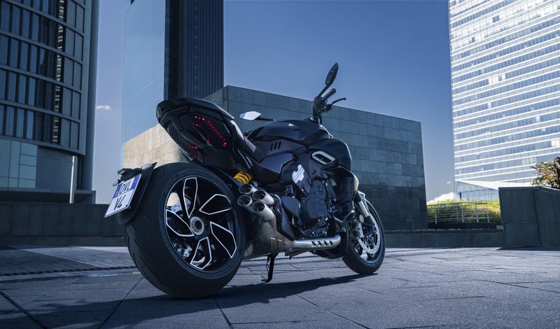 Крупный план мотоцикла, припаркованного на улице города (ducati diavel v4, мотоцикл, спортивные мотоциклы, мускульный круизер, 5k)