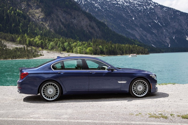 Крупный план синего бмв, припаркованного у озера. (машина, bmw 335, bmw, представительский автомобиль, роскошный автомобиль)