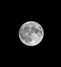 Superluna iluminando el cielo nocturno