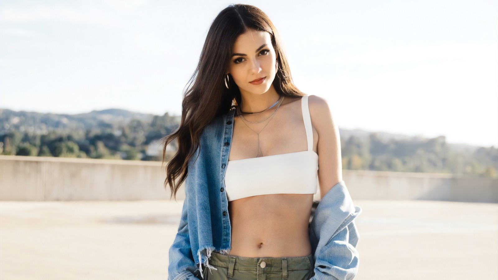 Femme en haut blanc et pantalon vert posant pour une photo (victoria justice, actrice, célébrité, filles)