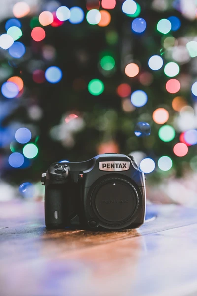 Pentax-Kamera mit Bokeh-Weihnachtslichtern