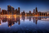 El horizonte de Chicago reflejado en aguas tranquilas al anochecer