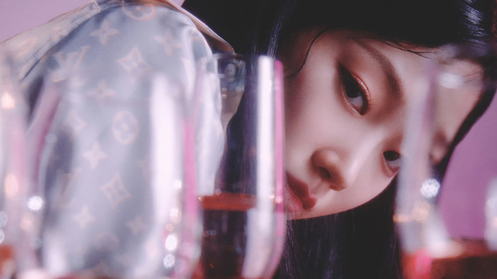 Mujer árabe mirando un vaso de vino con un fondo rosa (kazuha, 카즈하 和葉, nakamura kazuha, 中村 和葉, le sserafim)