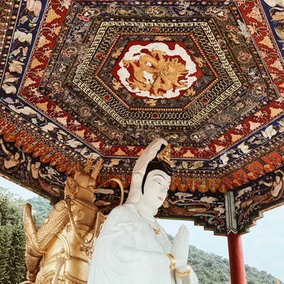 Intrincada talla de deidades en un templo de Hong Kong