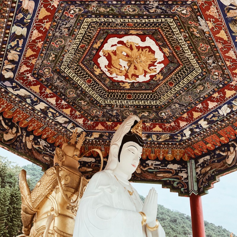 Статуя женщины, держащей зонт в пагоде (гонконг, hong kong, текстиль, скульптура, искусство)