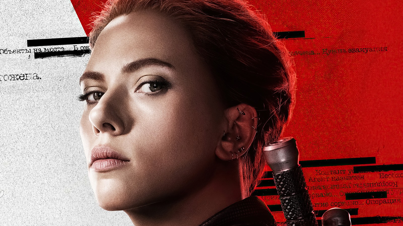 Una mujer con una pistola en la mano y un fondo rojo (viuda negra 2020, black widow 2020, película, scarlett johansson, viuda negra)