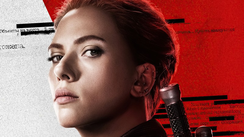 Женщина с пистолетом в руке и красным фоном (черная вдова 2020, black widow 2020, фильм, скарлетт йоханссон, scarlett johansson)