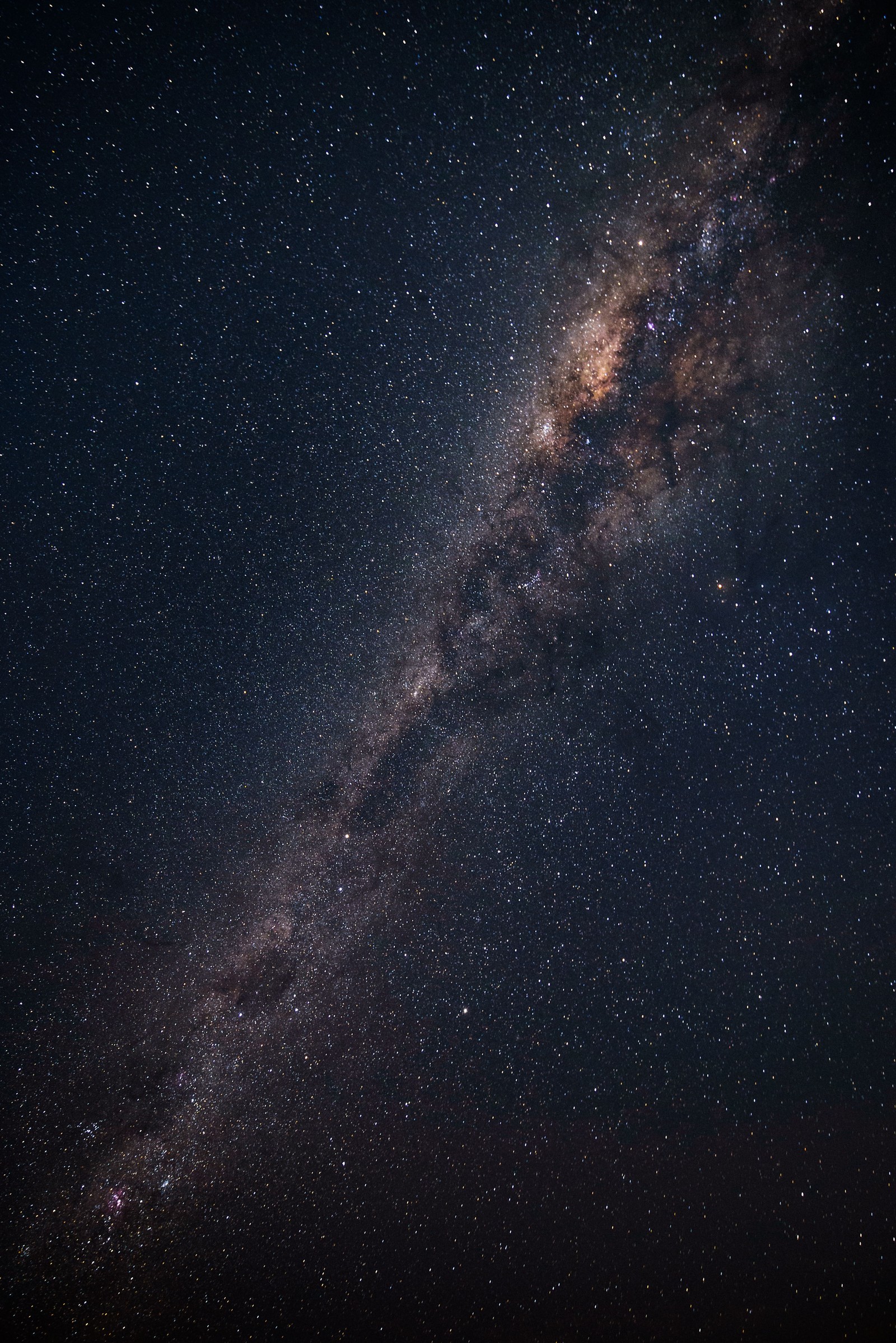 A via láctea no céu noturno com estrelas e um pequeno avião. (galáxia, via láctea, estrela, astronomia, céu noturno)