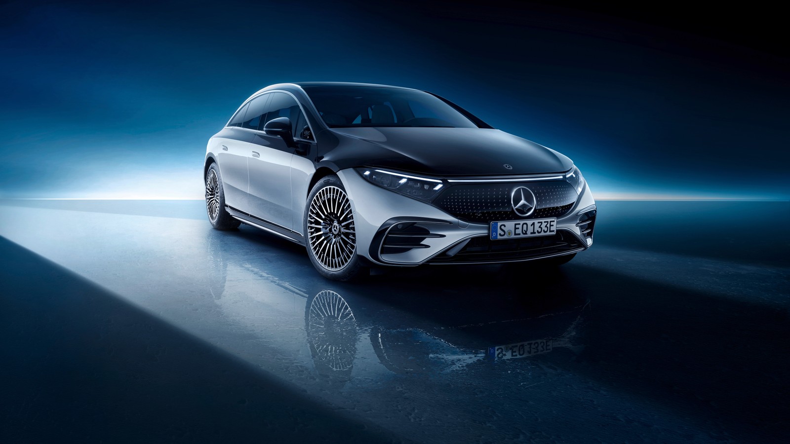 El mercedes e-class coupe se muestra en una habitación oscura (mercedes benz eqs 580 4matic amg line, edición 1, 2021, 5k, coches)