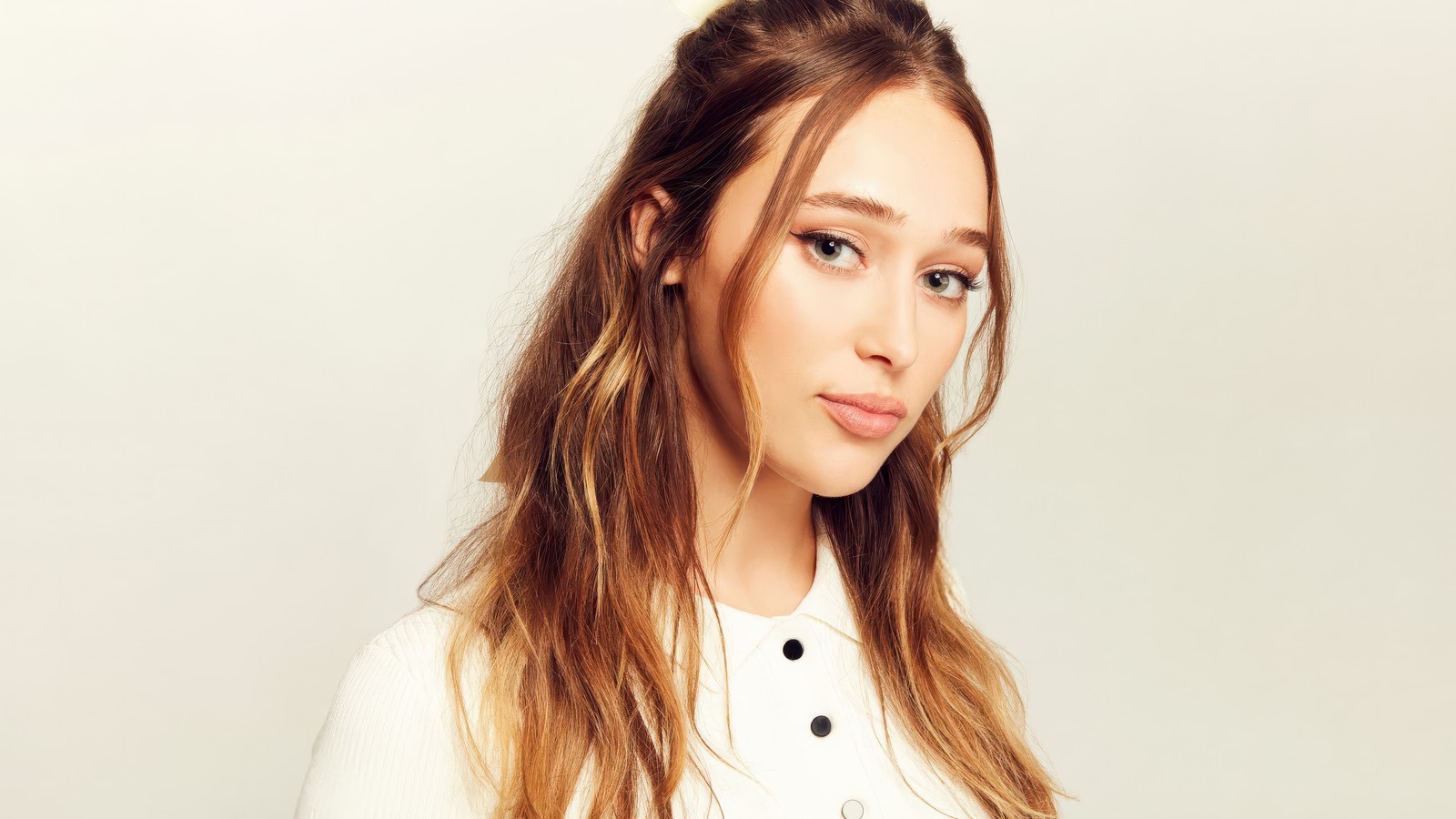 Un gros plan d'une femme aux longs cheveux portant une chemise blanche (alycia debnam carey, actrice, 5k, portrait, actrice australienne)