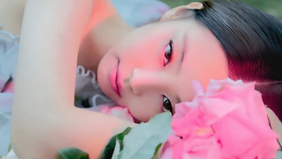 Kim Jennie exala elegância com flores rosas