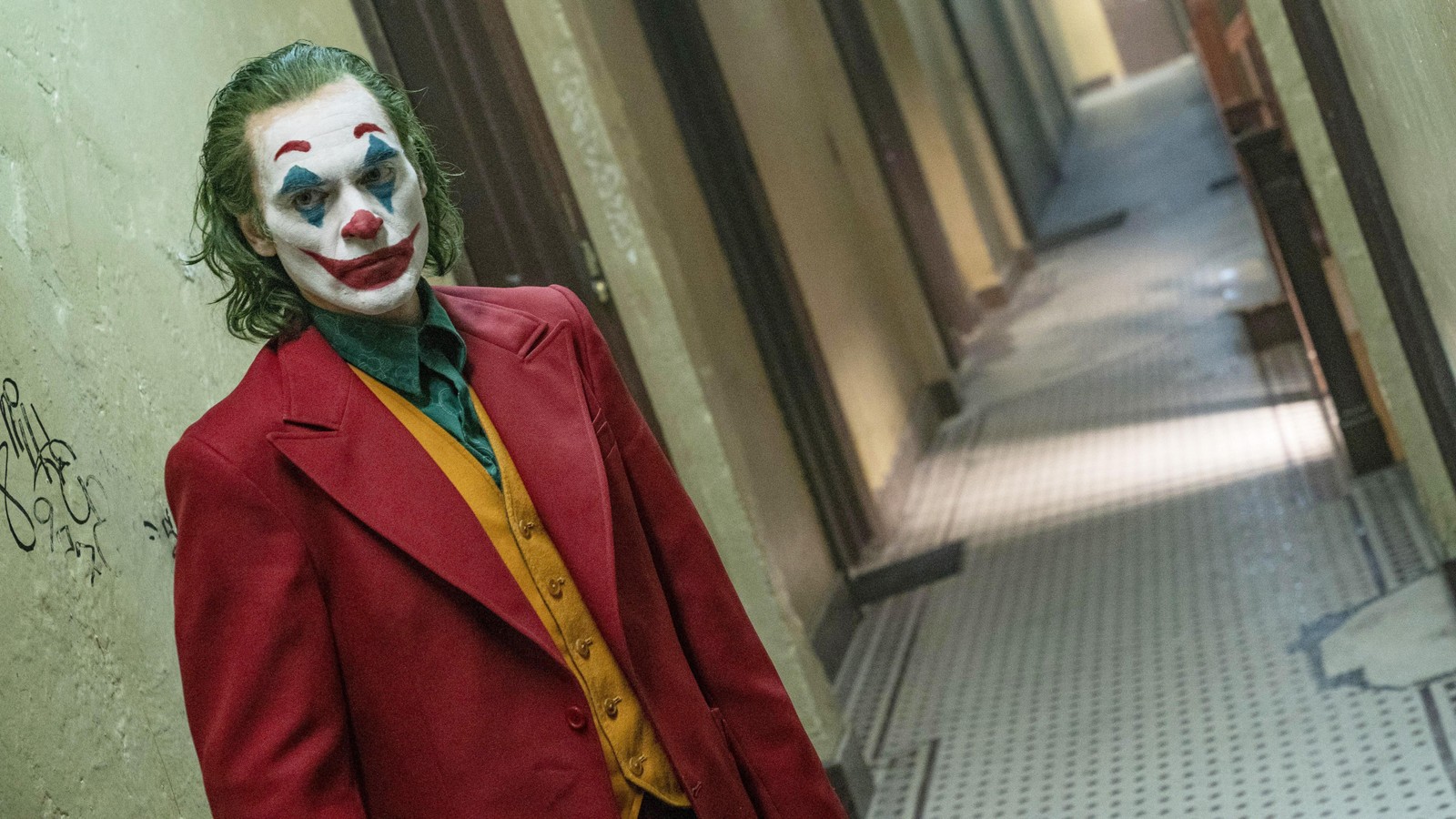 Жираф, одетый как джокер, стоящий в коридоре (джокер 2019, joker 2019, фильм, джокер, joker)