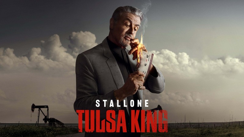 Мужчина в костюме держит сигарету и зажигалку в руке (tulsa king, сильвестр сталлоне, sylvester stallone, серия 2022 года, кино)