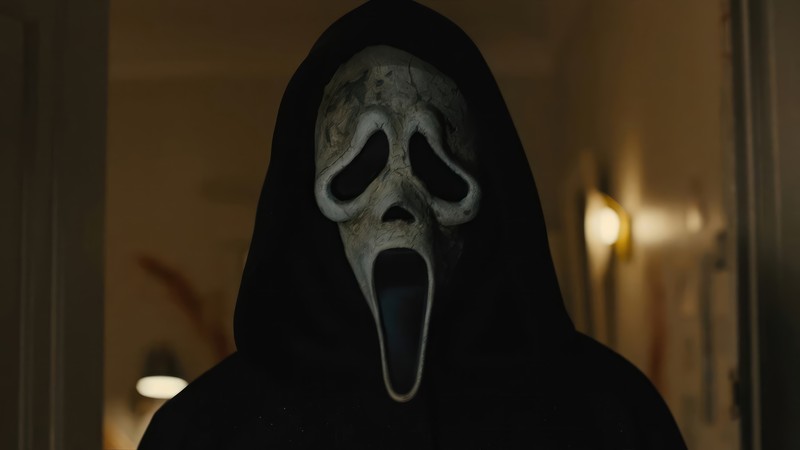 Приближенное изображение человека в жуткой маске и капюшоне (крик 6, scream 6, фильм, 2023, крик vi)