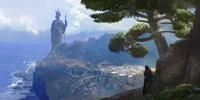 Un paisaje impresionante con una estatua imponente que domina una ciudad costera, con árboles frondosos enmarcando la escena, que encarna el espíritu aventurero de "Assassin's Creed Odyssey".