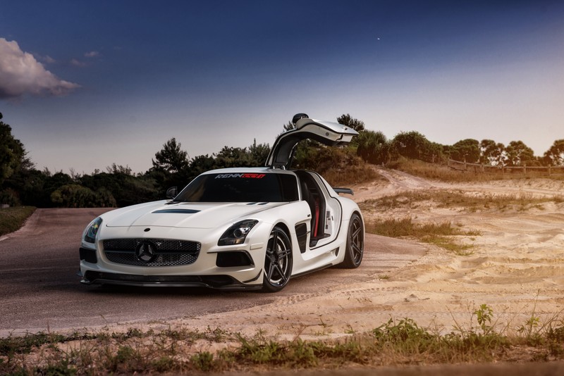 Белый мерседес sls amg едет по грунтовой дороге (машина, спортивный автомобиль, автомобиль высокой производительности, mercedes benz sls amg, mercedes benz s class)