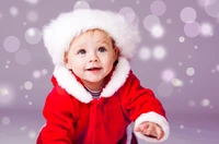 Jeune enfant joyeux en costume de Santa embrassant l'esprit de Noël