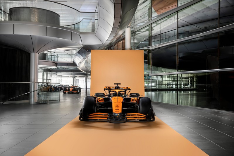 Ближний план гоночного автомобиля на желтом ковре в здании (mclaren mcl38, 5k, 2024, автомобили формулы 1, машины)