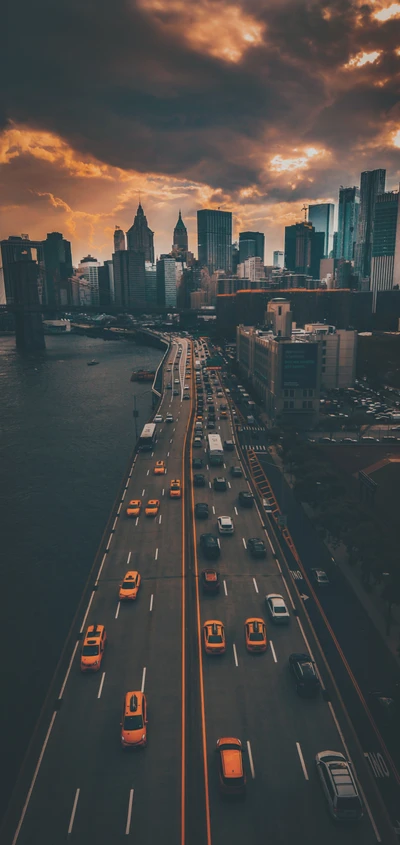 Horizonte dinámico de la ciudad de Nueva York con rascacielos y tráfico bajo nubes dramáticas