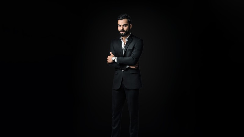 Мужчина в костюме стоит со скрещенными руками (вират кохли, virat kohli, черный фон, индийский крикетист, бэтсмен)