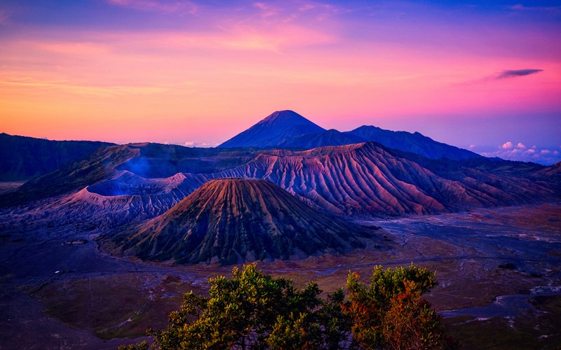 Вид на горный хребет с закатом на заднем плане (гора бромо, mount bromo, вулкан, горный пейзаж, гора)