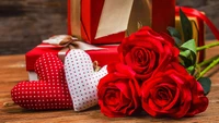 Rosas rojas románticas y regalos en forma de corazón para el Día de San Valentín