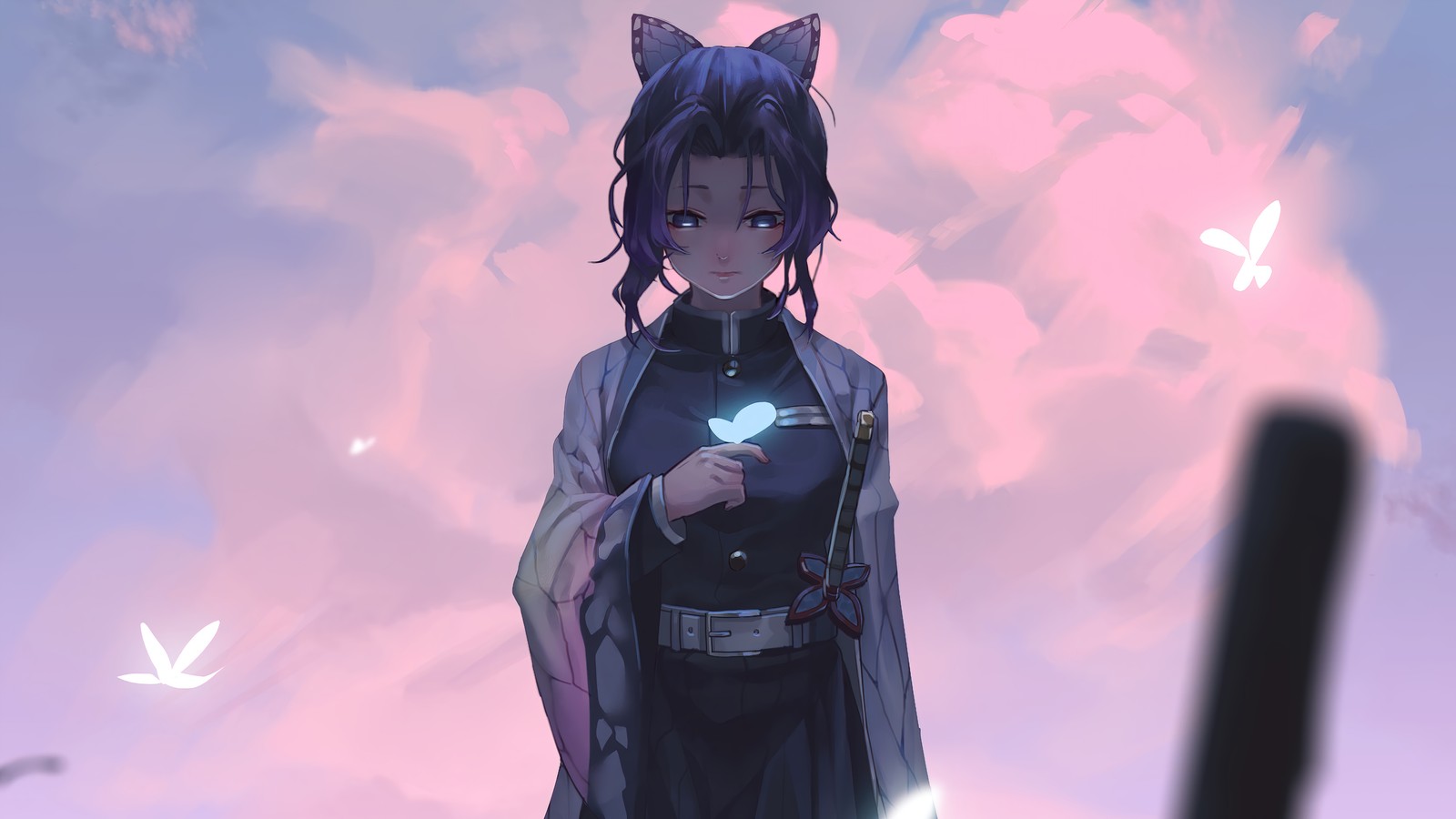 Anime-mädchen mit katzenohren und einem umhang steht vor einem rosa himmel (shinobu kocho, kochou, insektensäule, hashira, die säulen)