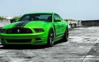 Ford Mustang verde vibrante con rayas negras en un fondo urbano