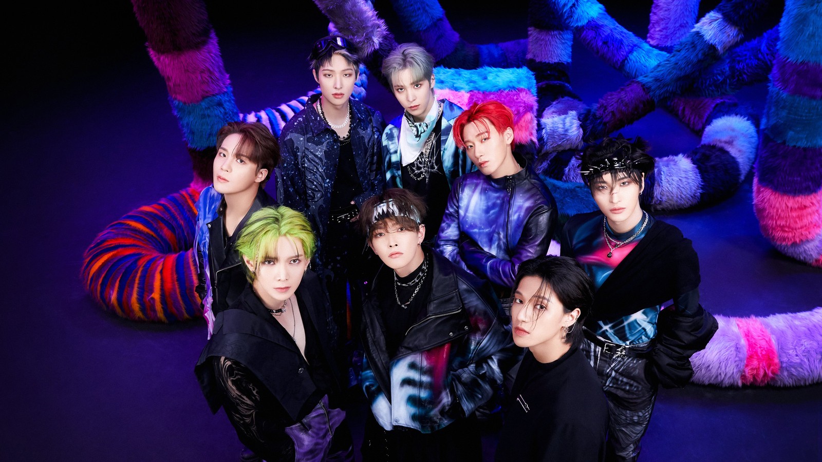 Um grupo de jovens posando para uma foto em frente a um fundo colorido (ateez, banda sul coreana, k pop, música, papel de parede 4k)