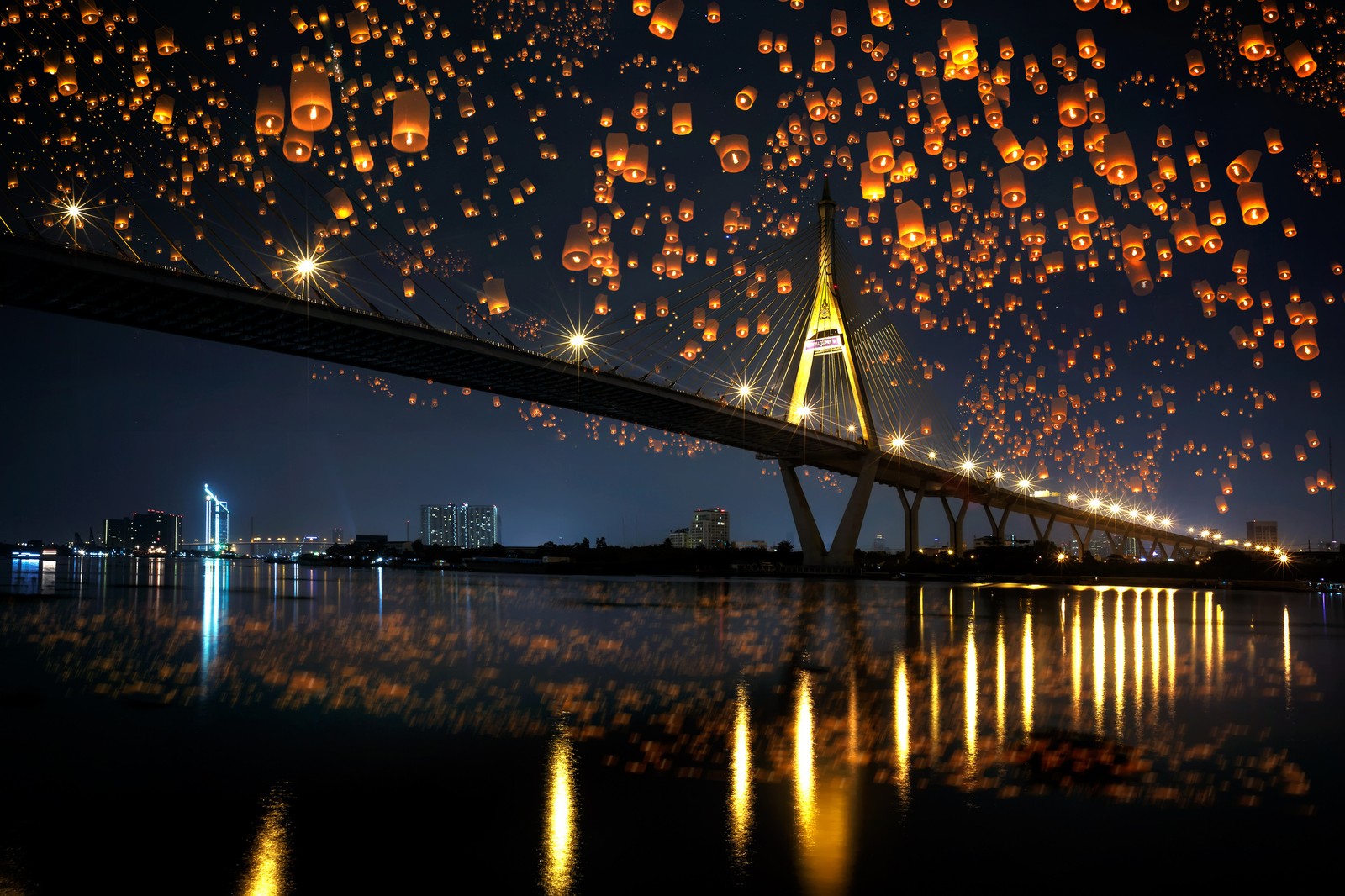 Vista de un puente con muchas linternas volando sobre él (linterna del cielo, noche, reflexión, agua, hito)