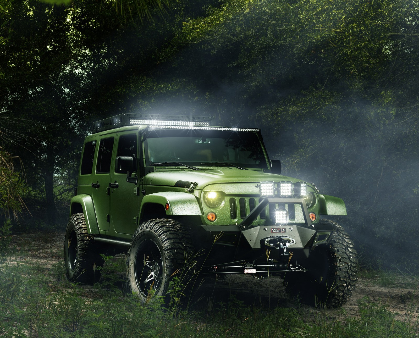 Um close de um jipe verde estacionado em uma floresta (jeep, terra, led headlight, off road, paisagem)