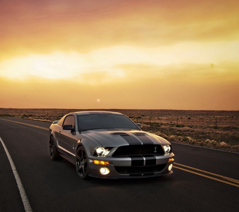 Арафед мустанг едет по дороге на закате с закатом на фоне (машина, ford mustang)