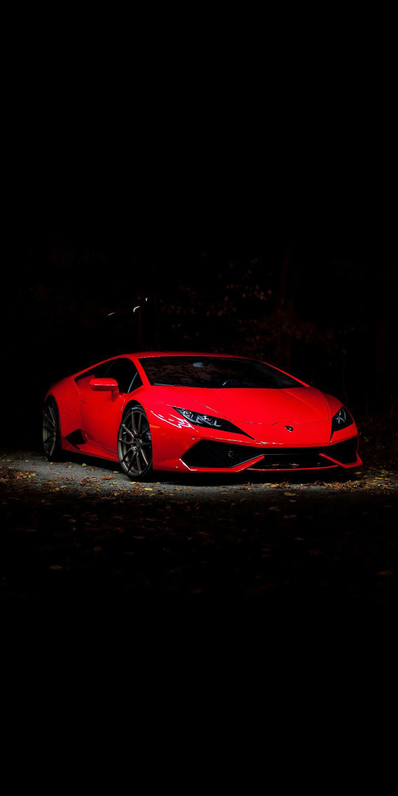 Ein rotes sportauto steht auf einem dunklen parkplatz (dunkel, huracan, lambo, lamborghini, luxus)