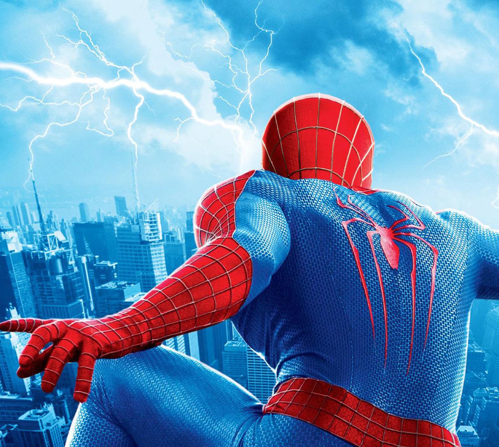 Spider-man en un traje azul con relámpago de fondo (agradable, spiderman)