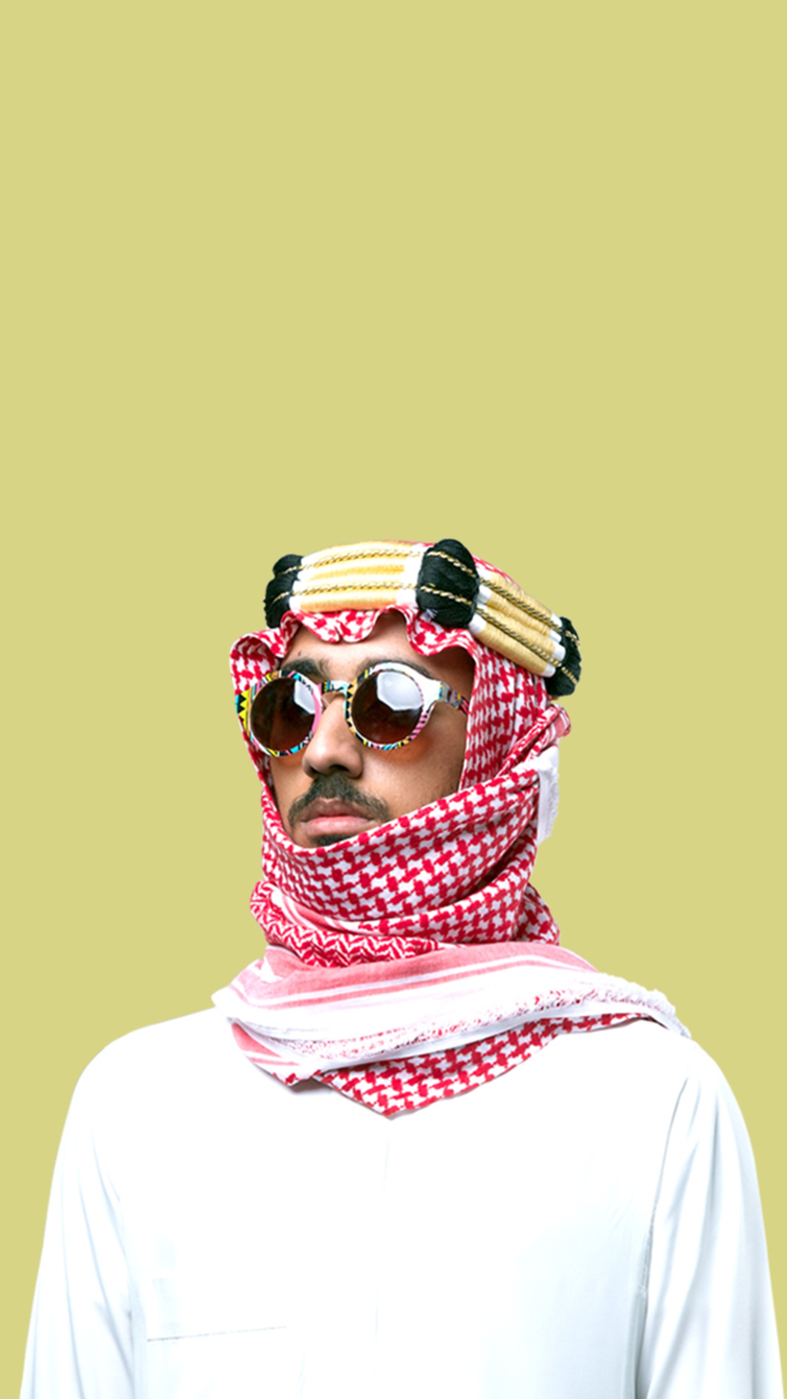 Araffe wearing a white shirt and a red and white scarf (arab, hero, ksa, saudi arabia)