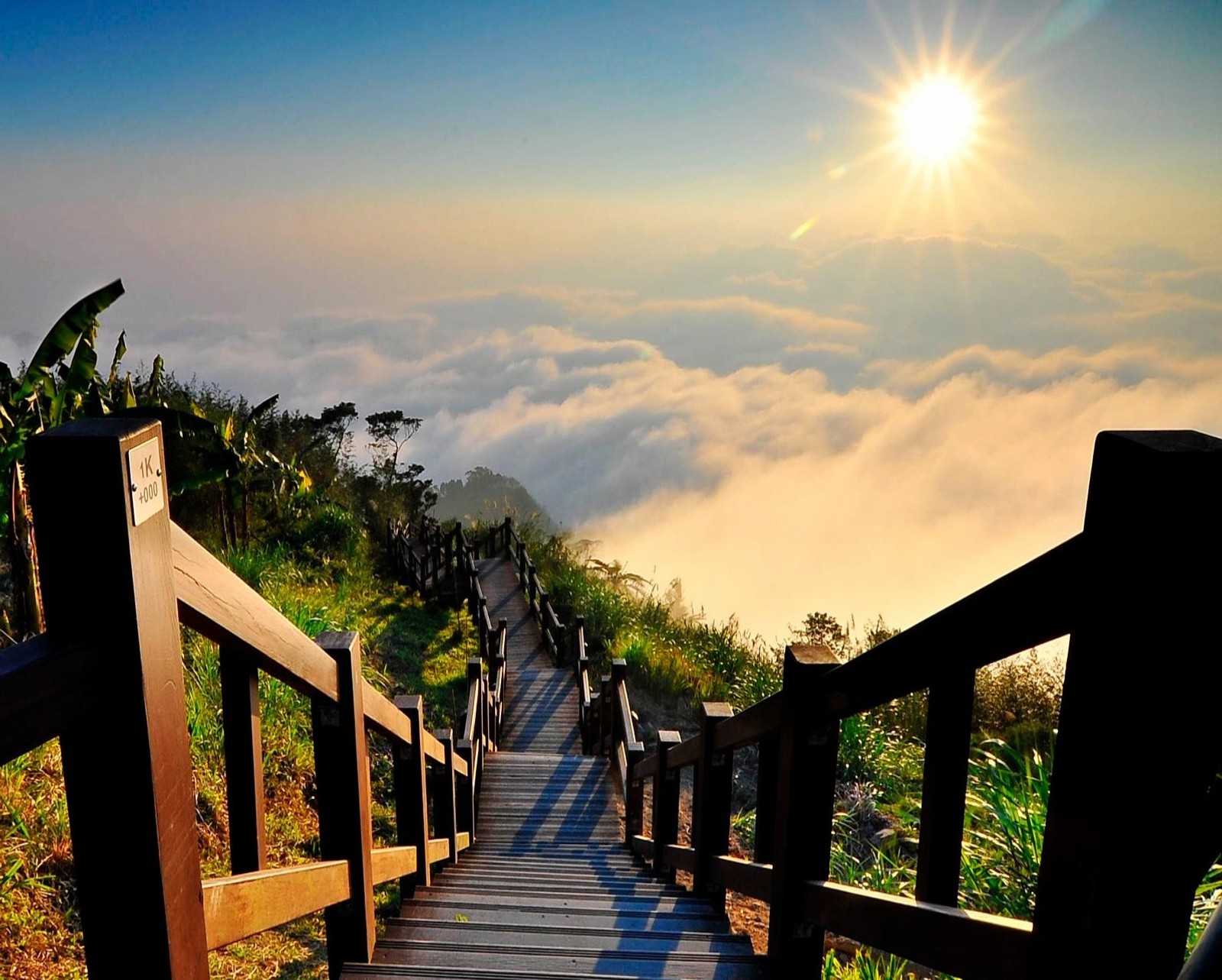 Escalera de madera árabe que lleva a una montaña con vista al sol (nubes, paisaje, cielo, paisajes de cielo, sol)