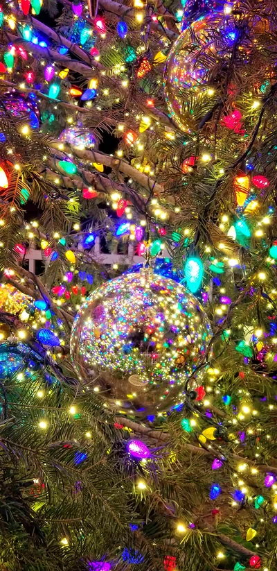 Árbol de Navidad mágico con luces coloridas y reflejos