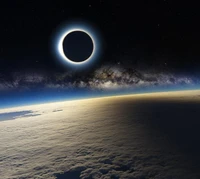 Eclipse solar sobre uma paisagem serena com a Via Láctea