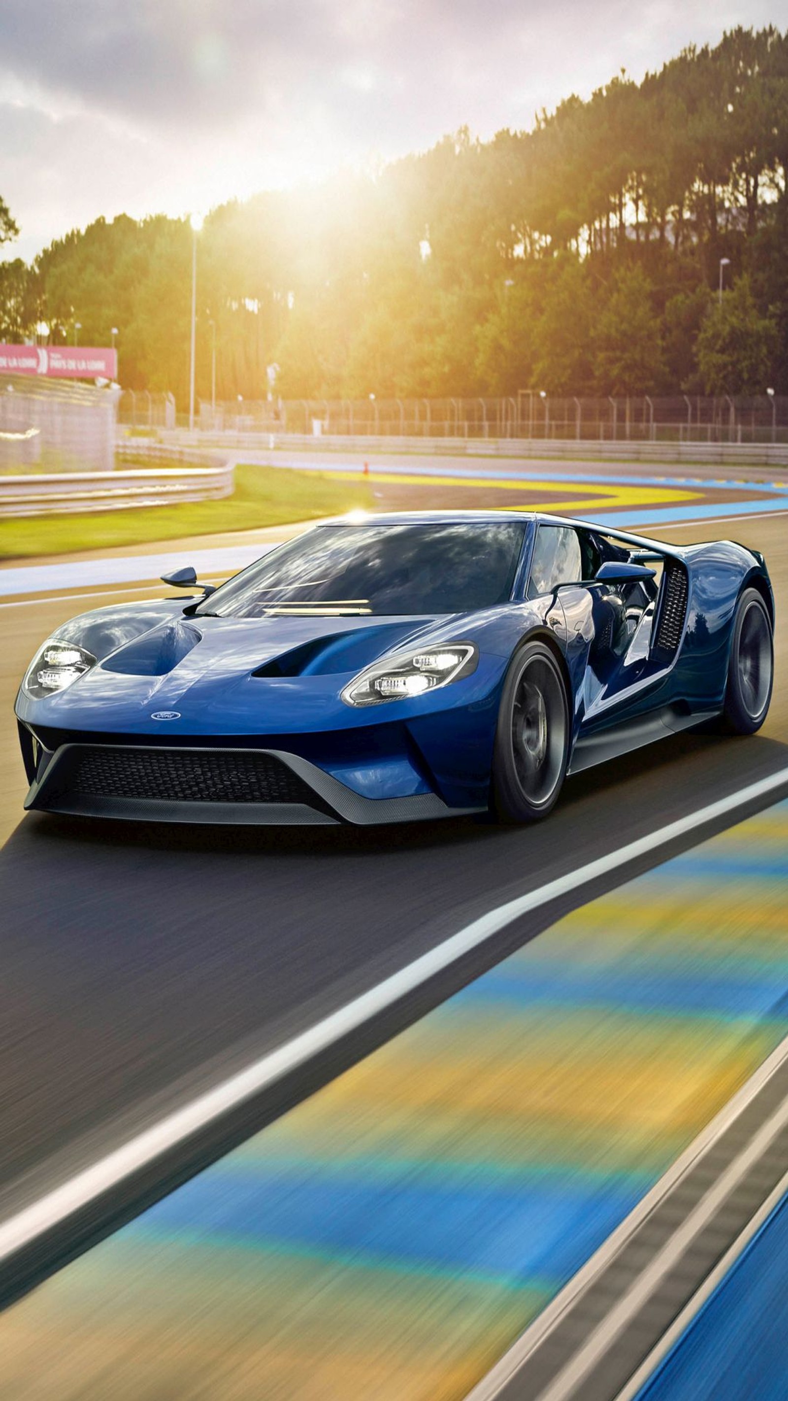 Um close de um carro esportivo azul dirigindo em uma pista (ford gt, forza motorsport 6)