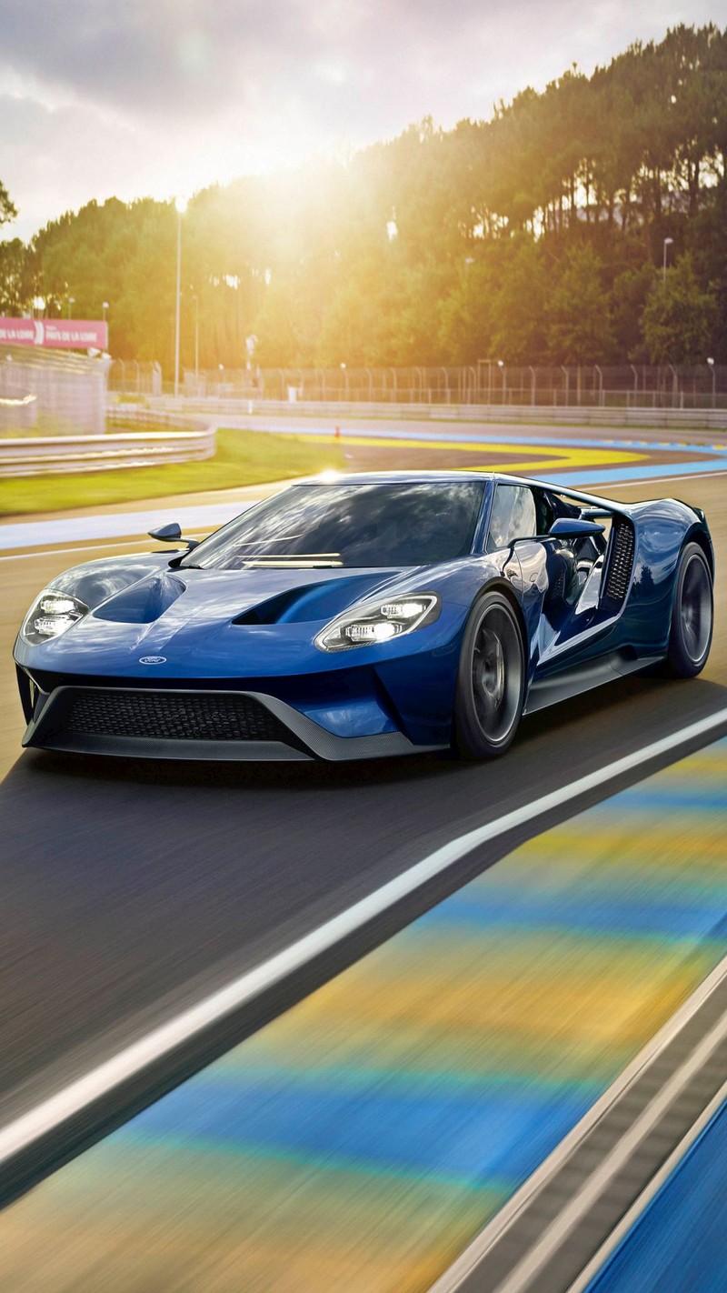 Крупный план синего спортивного автомобиля, движущегося по треку (ford gt, forza motorsport 6)