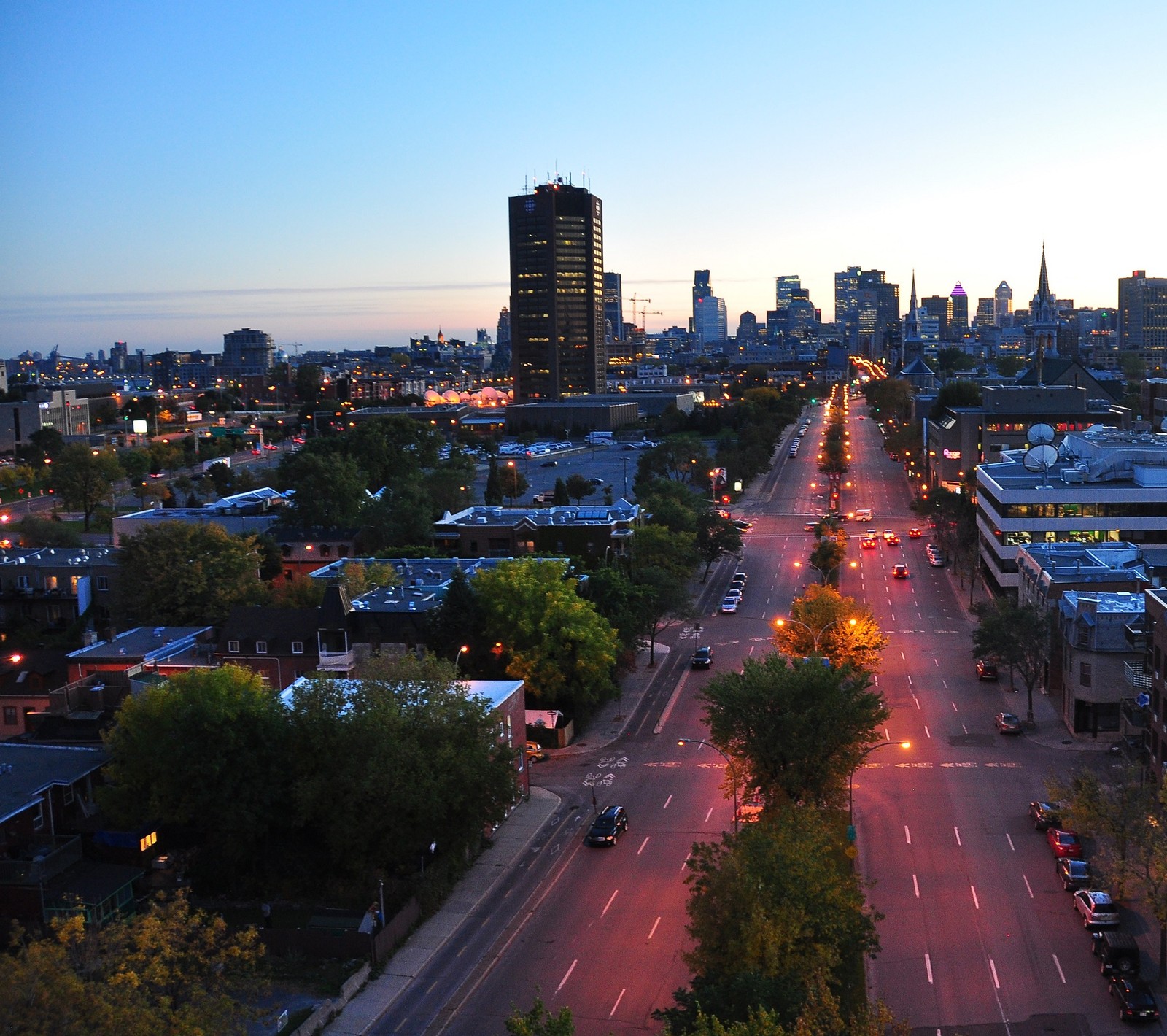 Vista borrada de uma rua da cidade com muitos carros (aliosha384, canadá, cidade, montreal, noite)