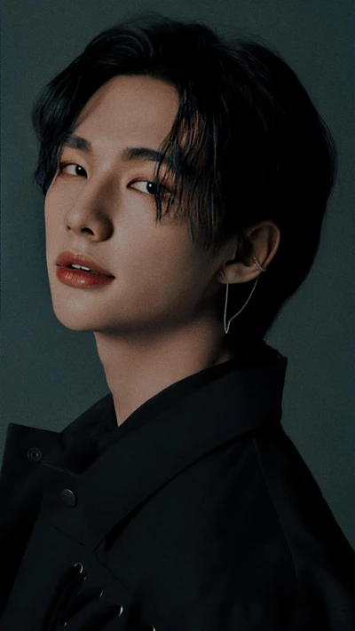 Hyunjin de Stray Kids : Portrait charismatique en mode sombre