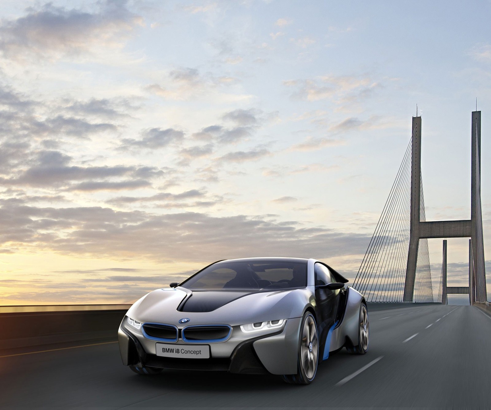 Voiture concept bmw i8 roulant sur une autoroute avec un pont en arrière-plan (bmw, voitures, concept)