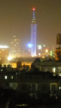 Torre do Cairo iluminada à noite