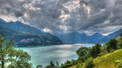 Lago sereno cercado pelas majestosas Alpes suíços e vegetação exuberante