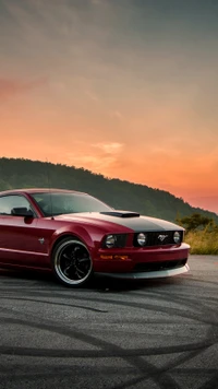 Ford Mustang Boss 302 al atardecer con marcas de neumáticos