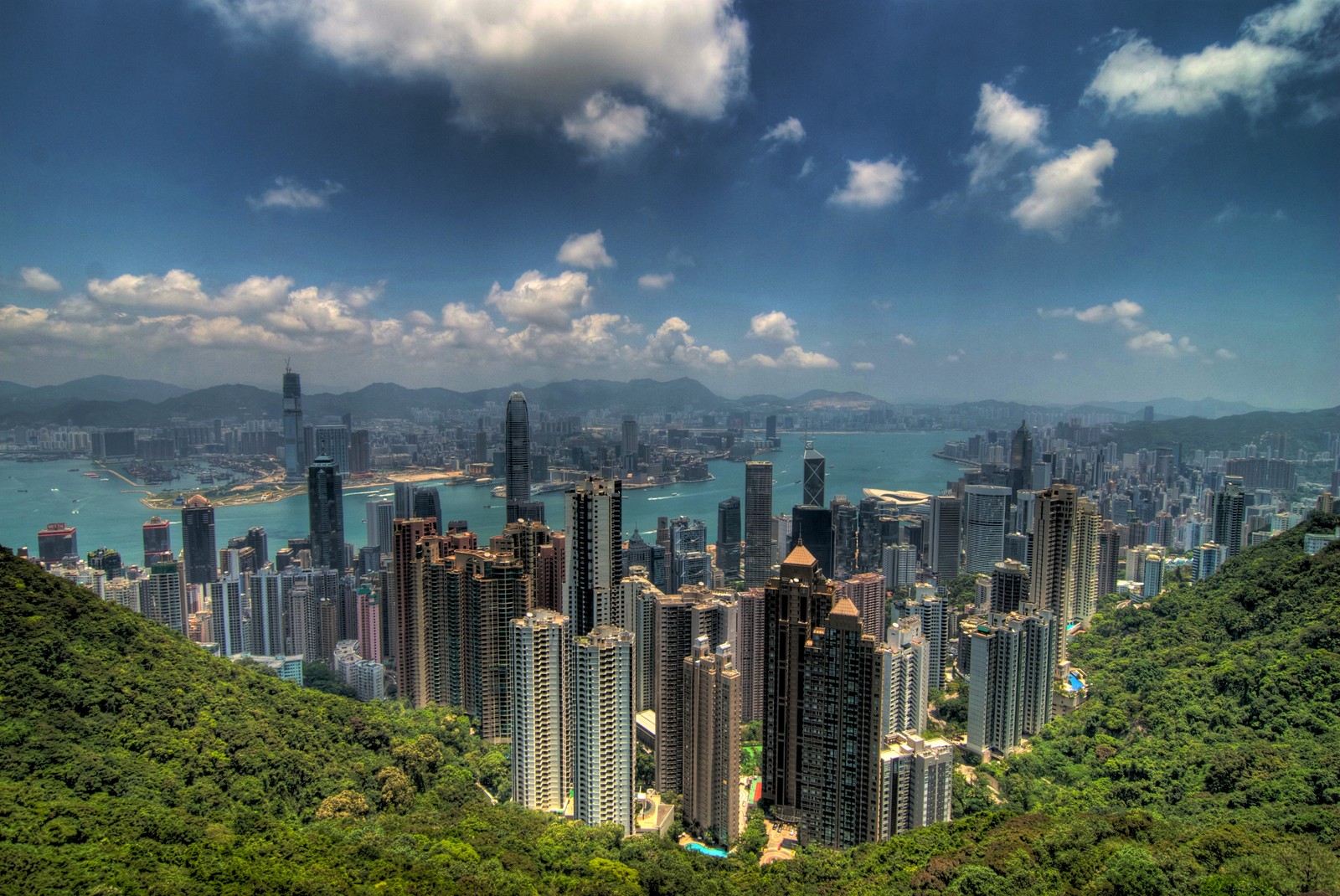 Vista aérea de uma cidade com muitos prédios altos (hong kong, victoria peak, viagem, paisagem urbana, área urbana)